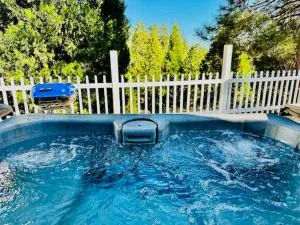 Timberview Suite-Hot Tub-Forest Views-Sleeps 2 - North Fork