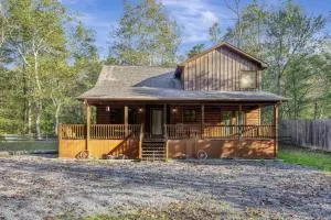 The cozy cabin get away with hot tub - Sugar Creek