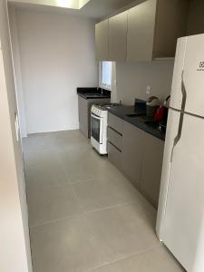 Ótimo apto 50m da areia churrasqueira 2Q 2 banheiros 201