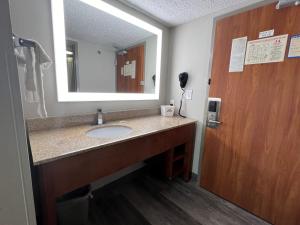 King Room with Roll-in Shower - Mobility Access/Non-Smoking room in Days Inn by Wyndham Tulsa Central
