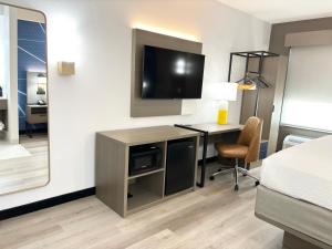 King Room with Accessible Tub - Accessible/Non-Smoking room in Sleep Inn