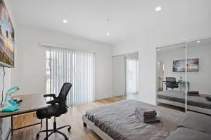 Charming Bedroom With Private Bathroom - إنجلوود