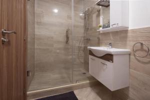 Charming two bedrooms Flat with Pool and Parking