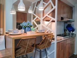 Pool View Room 333B Amani Grand Resort near Mactan Cebu Airport Free wifi, netflix, pool and gym house, 3mins to airport