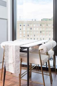 Back-Bay 2BR Condo w Roof top Gym Parking