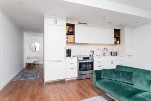 Back-Bay 2BR Condo w Roof top Gym Parking