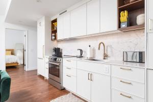 Back-Bay 2BR Condo w Roof top Gym Parking