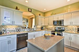 Luxe Terra Verde Villa with Theater 6 Mi to Disney!