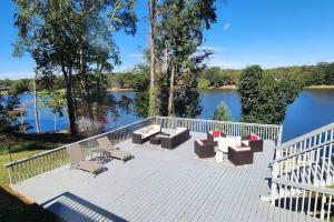 The Great Escape - Lakefront Rental with Views