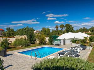 Holiday Home in egoti i with Private Pool