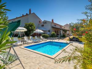 Holiday Home in egoti i with Private Pool