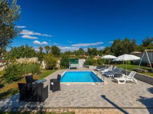 Holiday Home in egoti i with Private Pool