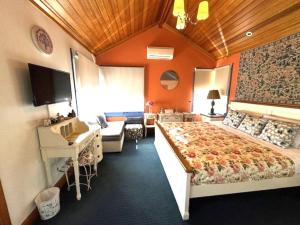 Artee House - A Bright Escape