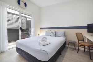 Hideaway By The Bay - relax by the sand and surf