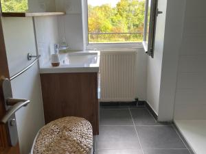 Maisons de vacances Gite ecologique familial en campagne, ideal pour sports et nature - FR-1-410-452 : photos des chambres