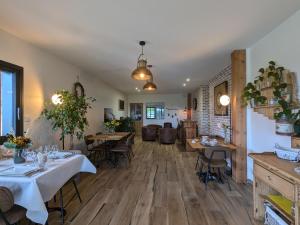 B&B / Chambres d'hotes Chambre cosy avec salle d-eau, acces piscine chauffee et Wi-Fi illimite - FR-1-591-620 : photos des chambres