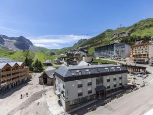 Coquet appartement 4 pers avec déco montagne et balcon, proche des pistes - FR-1-404-354