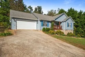 Lovely Mountain Home with Wifi and AC in Serene area of Morganton - Моргантон