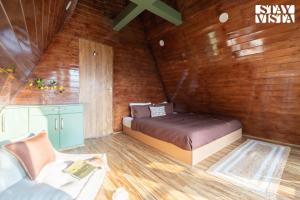 StayVista at 2BR A Frame Mountain House in Srinagar with Lawn, Bonfire, BBQ