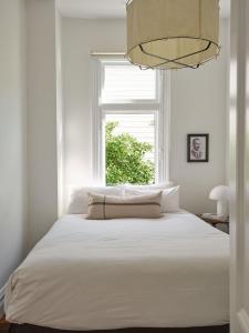 Sunny spacious three bedroom apartment with views