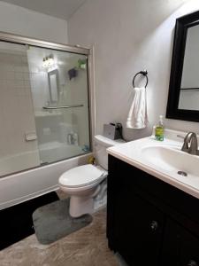 Cozy room and kitchen living room 7 minutes to IAD and DC area