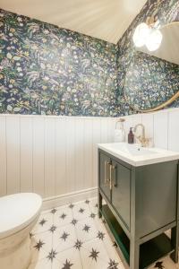 North House - Majestic 3-Bedroom Designer Apartment