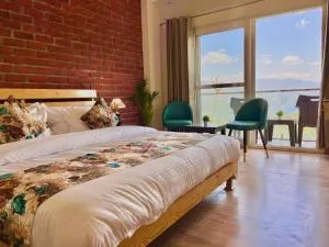 Pine View Cottage & Cafe, Mussoorie - blissful view from rooms - Miānī