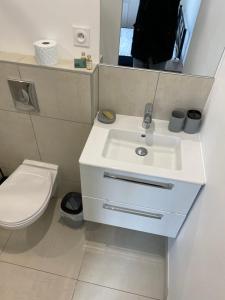 Maisons d'hotes Superbe chambre parentale avec sa propre salle de bains avec douche et wc prives, cuisine et Wifi : photos des chambres