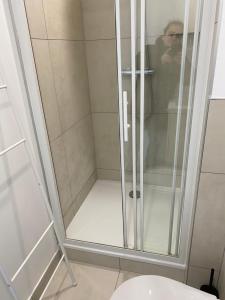 Superbe chambre parentale avec sa propre salle de bains avec douche et wc privés, cuisine et Wifi