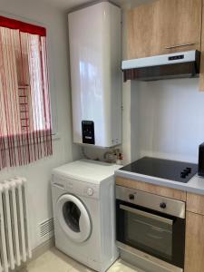 Maisons d'hotes Superbe chambre parentale avec sa propre salle de bains avec douche et wc prives, cuisine et Wifi : photos des chambres