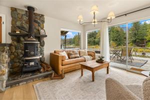 Riverfront Retreat Hot Tub Sauna Yard Gazebo and VIEWS