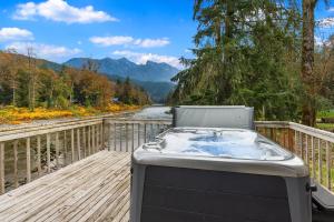 Riverfront Retreat Hot Tub Sauna Yard Gazebo and VIEWS