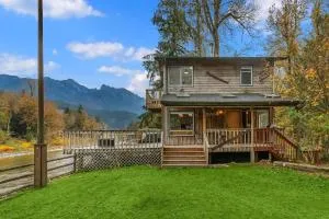 Riverfront Retreat Hot Tub Sauna Yard Gazebo and VIEWS - Baring