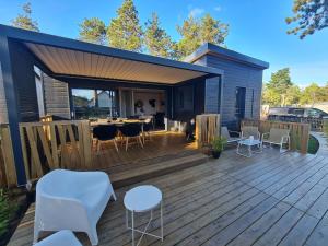 Cottage pour 6 personnes avec piscine couverte et chauffée à 300 m de la mer avec Wi-Fi et climatisé , 3 chambres