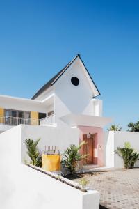 Peaceful Canggu Modern 3BR Villa with big Pool & Garden next to Gyms