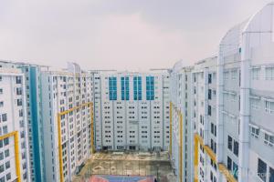 Fancy and Nice 1BR at Paramount Skyline Apartment By Travelio