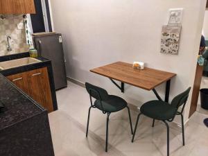 Pednekars House, 1BHK with pool by SneekoStays