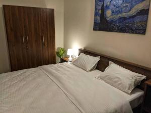 Pednekars House, 1BHK with pool by SneekoStays