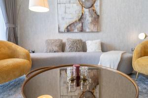 Stylish 2-Bed Oasis with Pool in Peaceful Creek Harbour