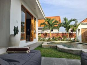 Sunny 2BR Villa with Pool Canggu