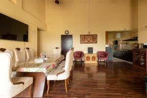 Creekside 4BHK apartment close to the lake