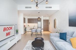 Free housekeeping visits during your stay - StayShort - Chic 1BR Flat Stunning Views in Dubai Hills