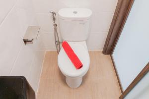 Cozy and Minimalist Studio Room at Sky House BSD Apartment By Travelio