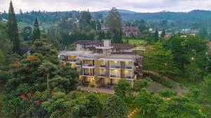 伦邦阿斯利度假酒店 - Tangkubanperahu