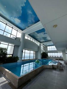 1br wNetflix Disneyplus and pool across SM Megamall Ortigas CBD