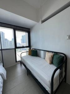 1br wNetflix Disneyplus and pool across SM Megamall Ortigas CBD