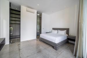 Villa Simpatico Spacious 6 BR Villa Retreat in Central Seminyak