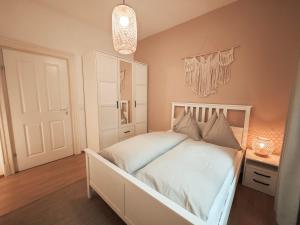 Cozy and charming apartment near city centre with 2 bathrooms