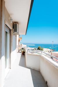 DONNA APOLLONIA home holiday