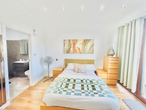 Luxury Apartment Near Canning Town- Free Parking